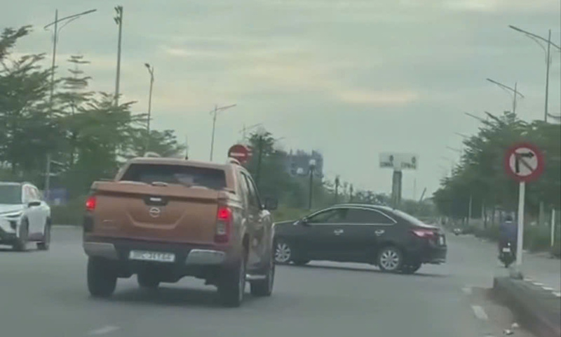 Bị phạt vì quay đầu ô tô tại đầu cầu vượt