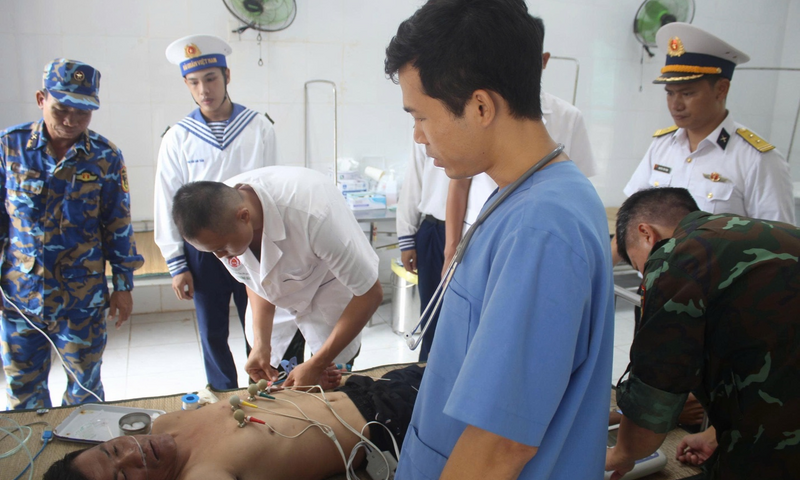 Giành giật sự sống cho ngư dân do lặn sâu 40m ở Trường Sa
