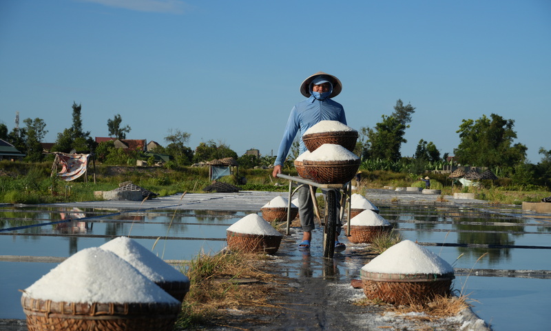Nhọc nhằn nghề muối Châu Hạ
