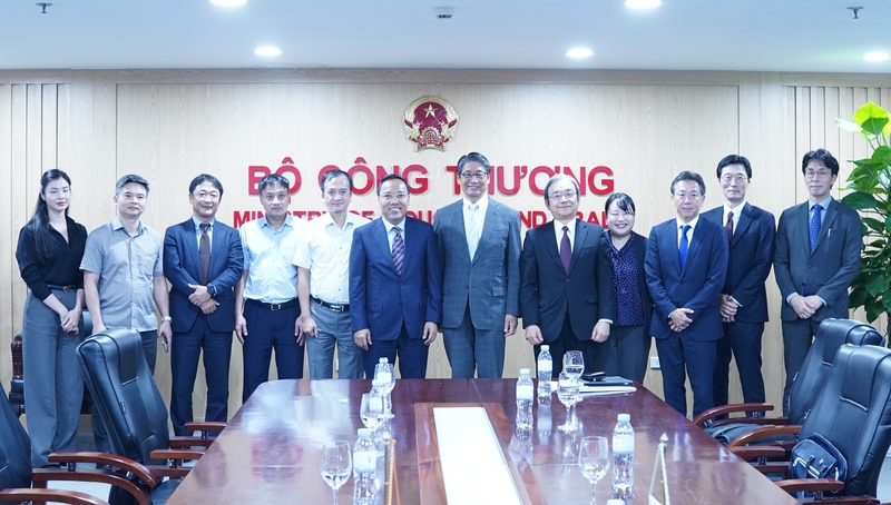 Thứ trưởng Nguyễn Hoàng Long làm việc với doanh nghiệp Nhật Bản về LNG