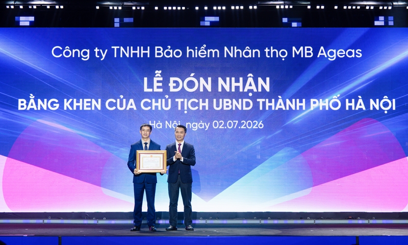 MB Life đón nhận Bằng khen của Chủ tịch UBND TP. Hà Nội nhân dịp kỷ niệm 10 năm thành lập