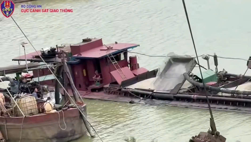 Bắt quả tang 6 tàu khai thác, vận chuyển cát trái phép trên sông Lam