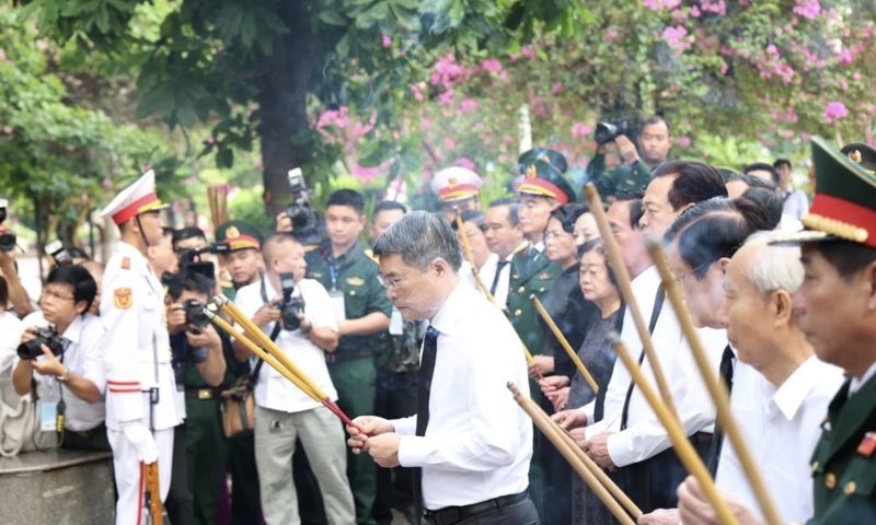 Lãnh đạo Đảng, Nhà nước dâng hương, dâng hoa tưởng niệm cố Tổng Bí thư Trần Phú cùng các Anh hùng liệt sĩ