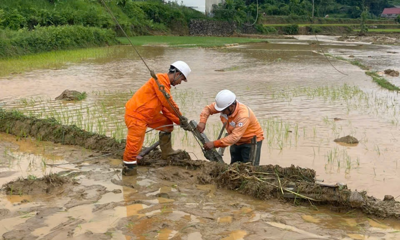 Chùm ảnh: Công ty Điện lực Sơn La khẩn trương khôi phục cấp điện sau mưa lũ