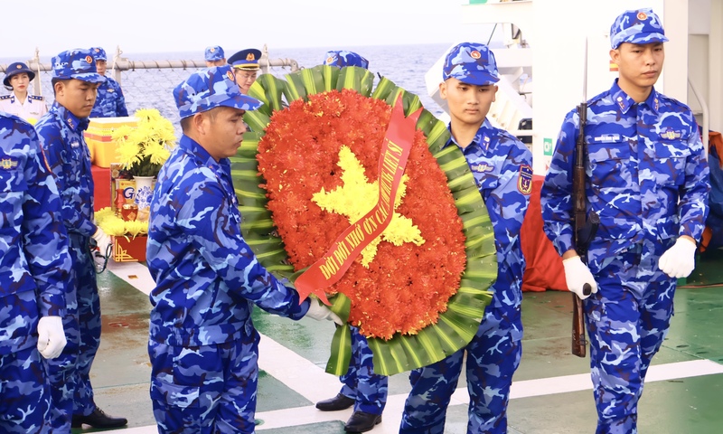 Cảnh sát biển dâng hương tưởng niệm các anh hùng liệt sĩ tàu C43B