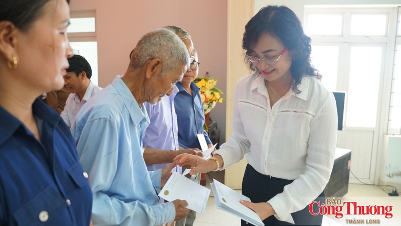 Bộ Công Thương tặng quà gia đình khó khăn, gia đình chính sách tại Quảng Trị