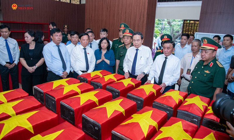 Chủ tịch Quốc hội Trần Thanh Mẫn dâng hương tưởng niệm cố Tổng Bí thư Trần Phú và các Anh hùng liệt sĩ tại Công viên Lê Thị Riêng