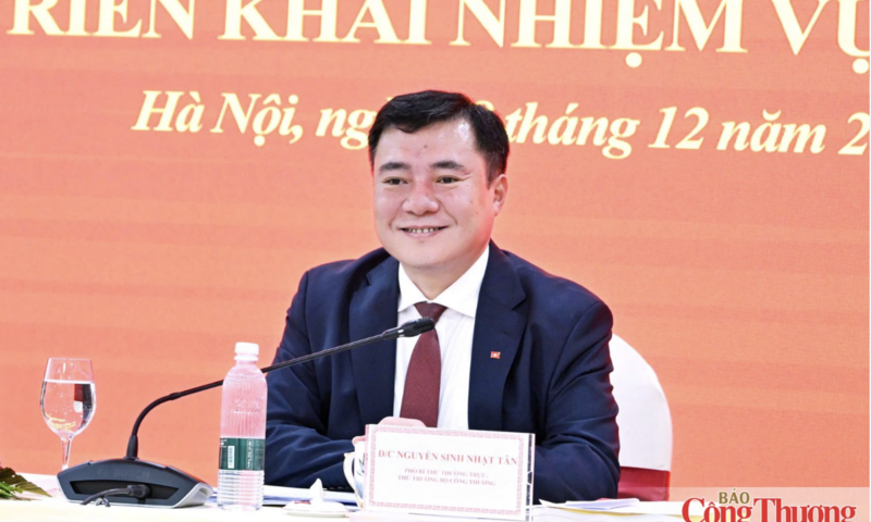 Thủ tướng bổ nhiệm lại Thứ trưởng Bộ Công Thương, phê chuẩn Chủ tịch UBND 2 tỉnh