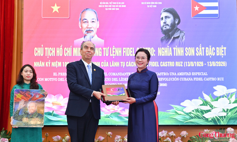 Trưng bày 100 ảnh tư liệu về Chủ tịch Hồ Chí Minh và Tổng Tư lệnh Fidel Castro