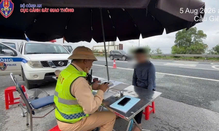 Xử phạt nam thanh niên điều khiển xe mô tô đi vào đường cao tốc