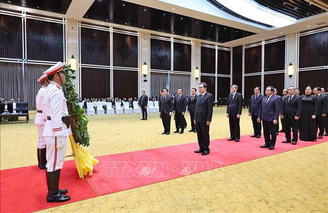 Chủ tịch Quốc hội Trần Thanh Mẫn viếng đồng chí Chủ tịch Quốc hội Lào