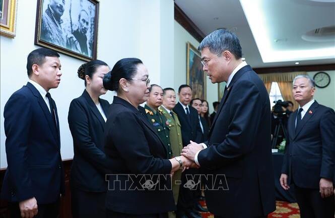 Thủ tướng Lê Minh Hưng viếng Chủ tịch Quốc hội Lào Xaysomphone Phomvihane