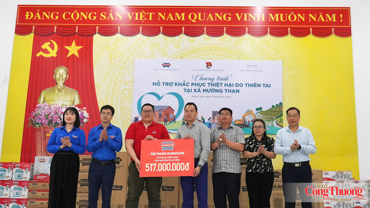 Đoàn Thanh niên Chính phủ hỗ trợ hơn 500 triệu đồng cho đồng bào vùng lũ