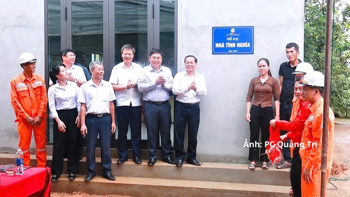 Công ty Điện lực Quảng Trị bàn giao nhà tình nghĩa, lan tỏa nghĩa tình vì cộng đồng