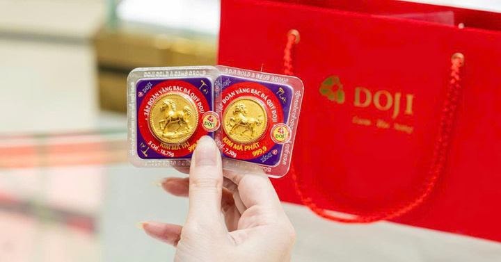 Giá vàng hôm nay (12/8): Khó giữ đỉnh, nguy cơ giảm