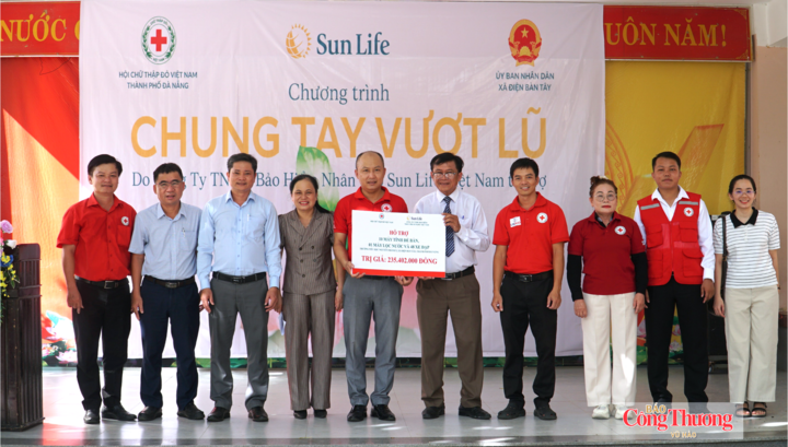 Trao quà ‘chung tay vượt lũ’, tiếp sức học sinh Đà Nẵng đến trường