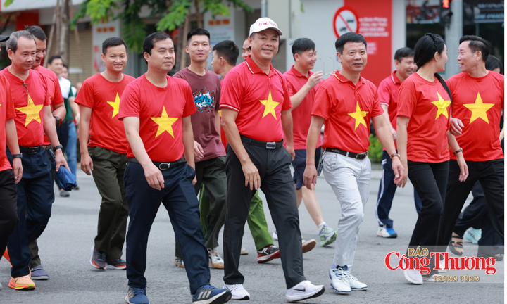 Hà Tĩnh: Gần 10.000 người sải bước ‘Cùng Việt Nam tiến bước’