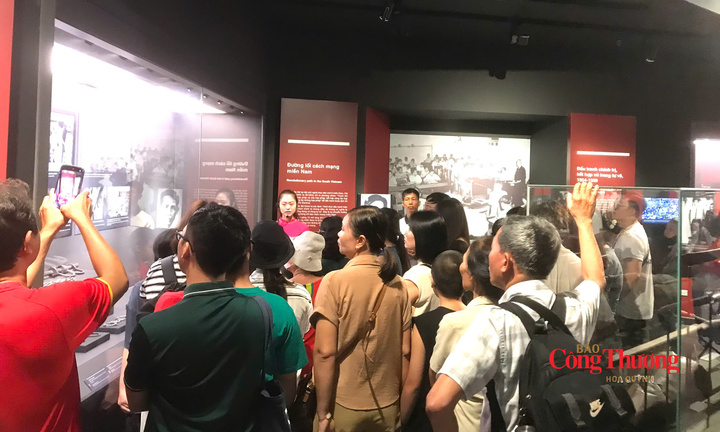Quốc khánh 2/9: Người dân háo hức đến bảo tàng tìm hiểu lịch sử 