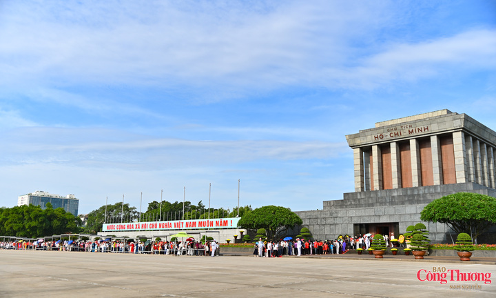 Hàng vạn người con Việt Nam vào Lăng và Khu di tích Phủ Chủ tịch dịp lễ Quốc khánh