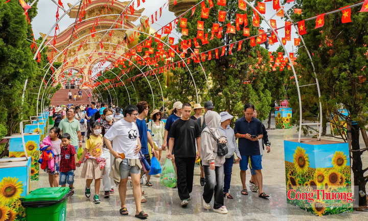 TP. Hồ Chí Minh đón 1,71 triệu du khách, thu 4.900 tỷ đồng dịp lễ