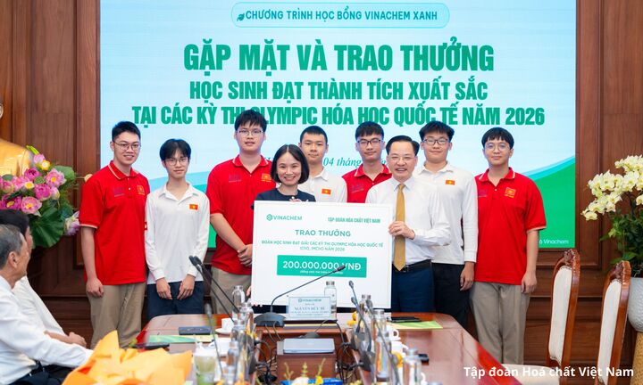 Vinachem trao thưởng học sinh đạt thành tích cao tại Olympic hóa học