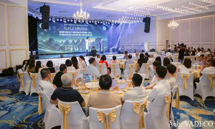 Phân lân Văn Điển đón đoàn khách hàng Công ty Hoàng Ngân tới tham quan
