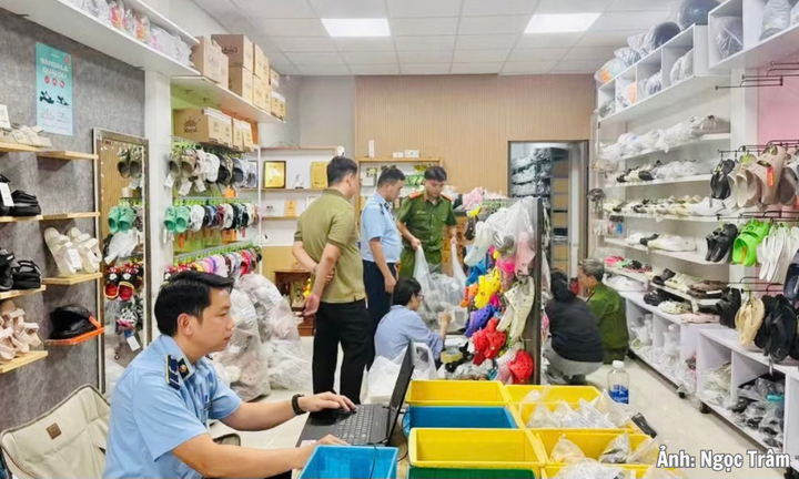 Gia Lai: Khởi tố người phụ nữ bán 748 đôi dép CROCS giả