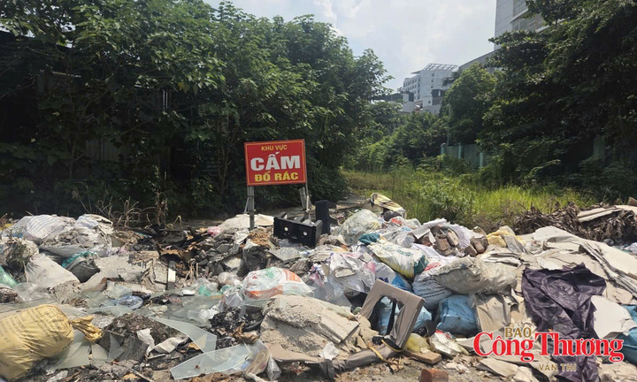Sớm dẹp bỏ bãi rác tự phát ven đường Phạm Văn Đồng