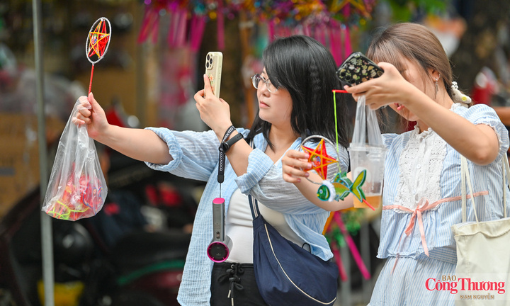 Người trẻ tìm về sắc màu Trung thu xưa trên phố Hàng Mã