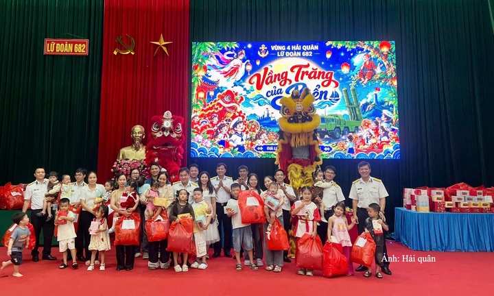 Trọn vẹn niềm vui đêm hội “Vầng trăng của biển”