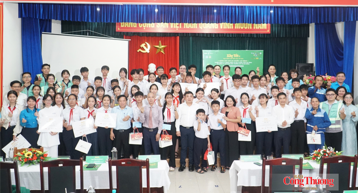 Trao học bổng ‘Xây nền ước mơ’ cho học sinh Đà Nẵng
