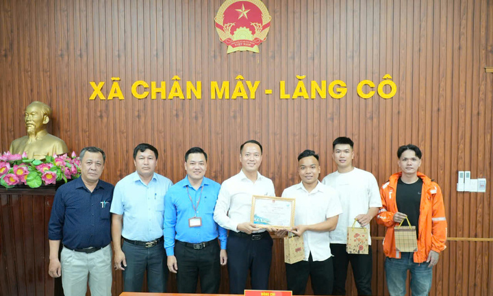Thành phố Huế: Ba người trẻ lan tỏa việc tử tế 'Sạch đường Sạch làng'