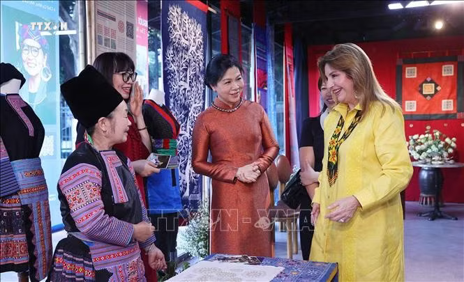 Phu nhân Tổng Bí thư, Chủ tịch nước Tô Lâm và Phu nhân Tổng thống Panama tìm hiểu văn hóa các dân tộc Việt Nam