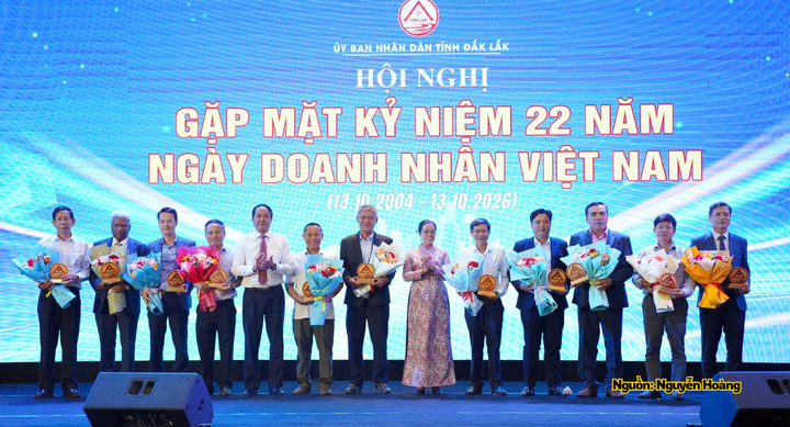 PC Đắk Lắk nhận biểu trưng Top 50 doanh nghiệp tiêu biểu tỉnh Đắk Lắk