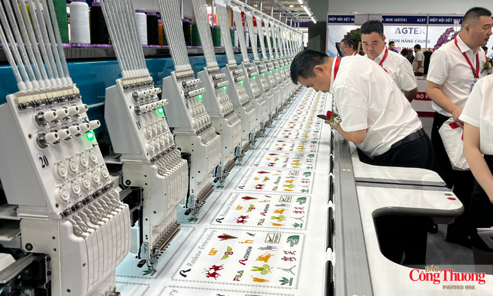 Khai mạc triển lãm máy móc, thiết bị, nguyên phụ liệu ngành dệt may