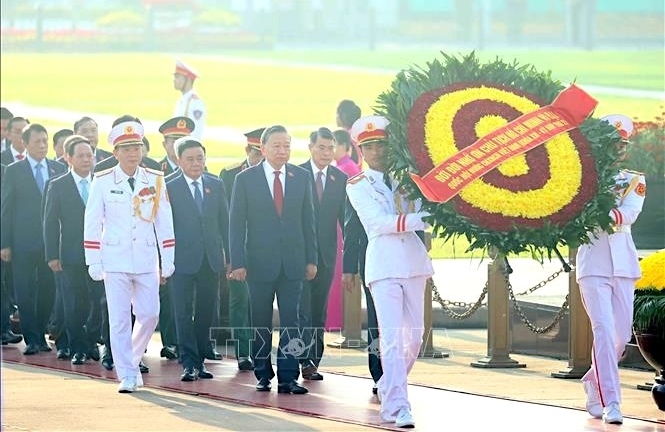 Đoàn đại biểu Quốc hội vào Lăng viếng Chủ tịch Hồ Chí Minh