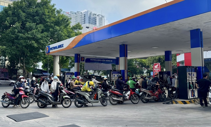 Giá xăng E10 giảm hơn 1.800 đồng/lít từ chiều 22/10