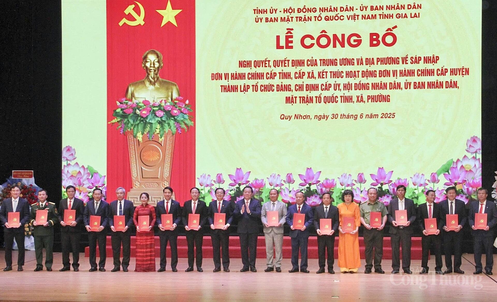 Trao Quyết định của Bộ Chính trị về thành lập Đảng bộ tỉnh Gia Lai mới và Quyết định của Bộ Chính trị về việc chỉ định Ban Chấp hành, Ban Thường vụ, Bí thư, Phó Bí thư Tỉnh ủy Gia Lai nhiệm kỳ 2020-2025. Ảnh: Hiền Mai