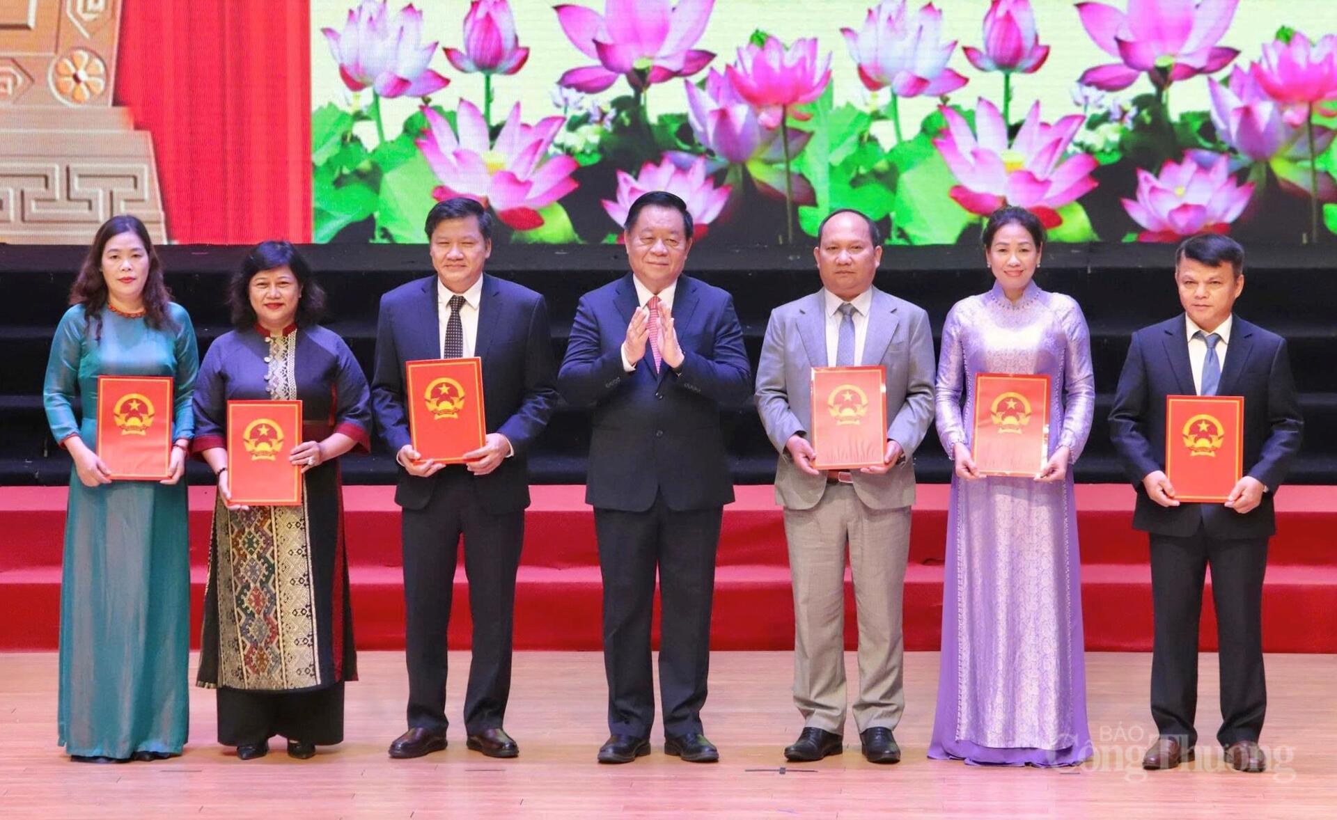 Trao Nghị quyết của Ủy ban Thường vụ Quốc hội về việc chỉ định Chủ tịch, Phó Chủ tịch HĐND; Trưởng các ban HĐND tỉnh. Ảnh: Hiền Mai