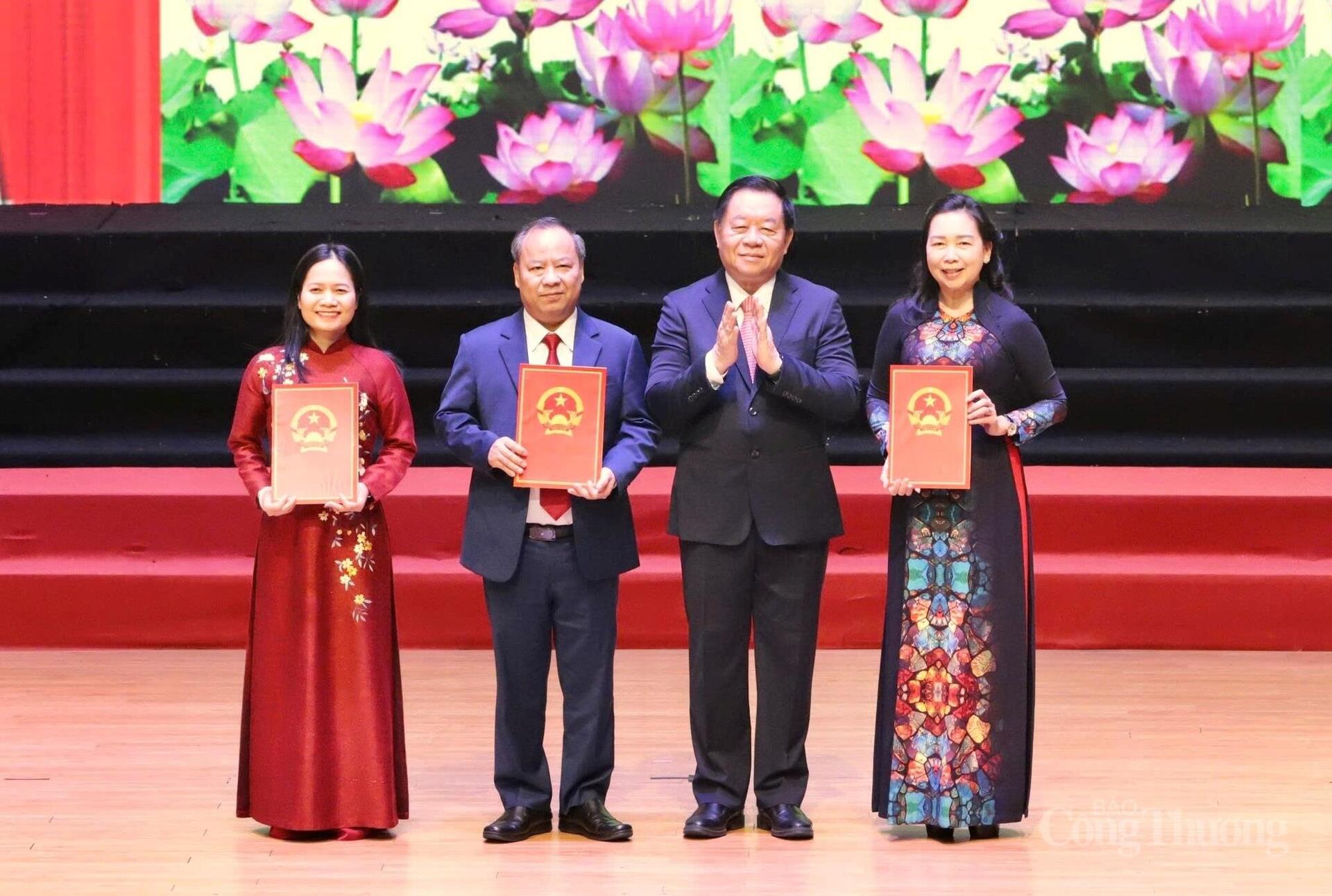 Trao Nghị quyết của Ủy ban Thường vụ Quốc hội về Đoàn Đại biểu Quốc hội khóa XV tỉnh Gia Lai và chỉ định Trưởng Đoàn, Phó Trưởng Đoàn đại biểu Quốc hội tỉnh. Ảnh: Hiền Mai