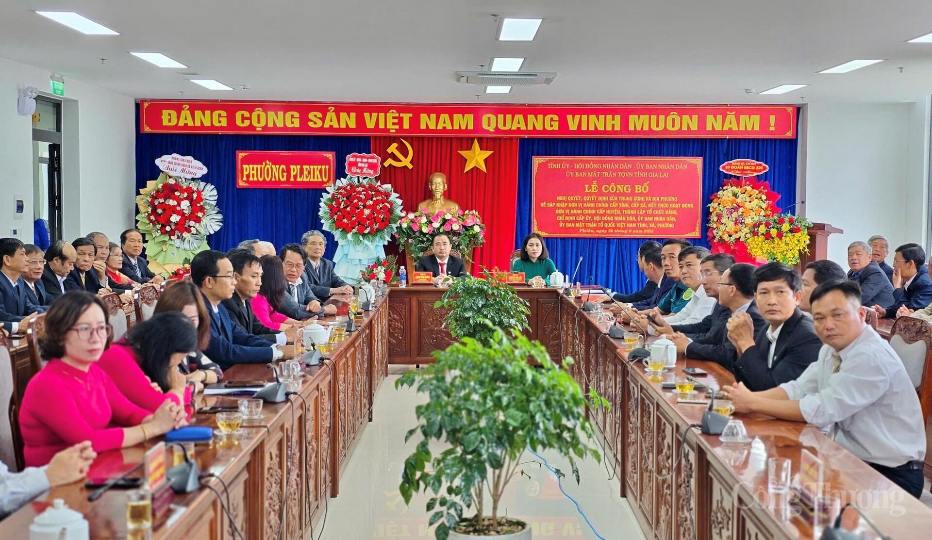 Quang cảnh lễ công bố nghị quyết, các quyết định tại điểm cầu phường Pleiku. Ảnh: Hiền Mai