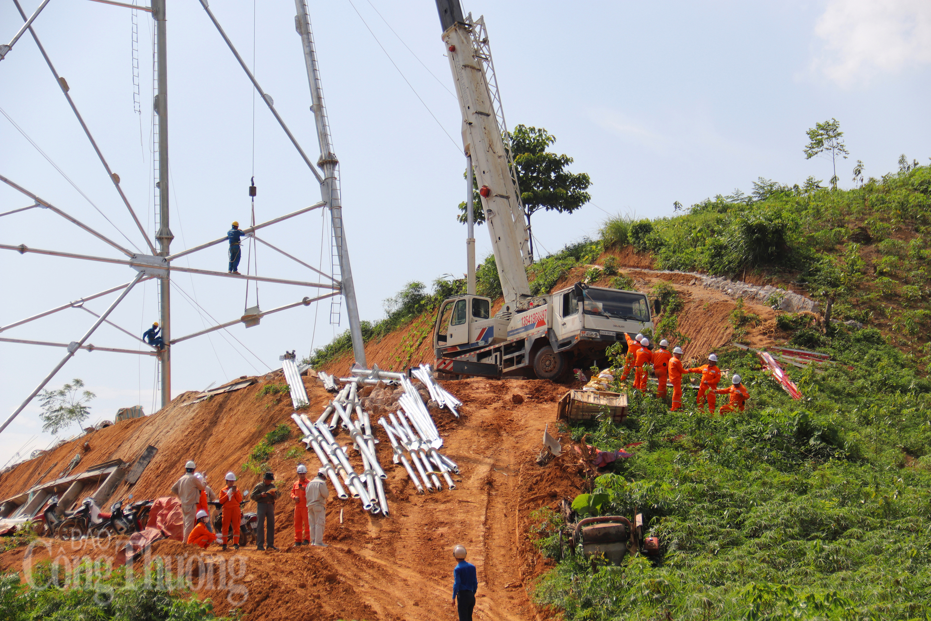Khu vực vị trí cột VT93 tại xã Việt Tiến (Lào Cai) lực lượng thi công đang làm việc xuyên nắng gió, quyết tâm đưa công trình về đích đúng tiến độ. Ảnh: Thanh Tuấn