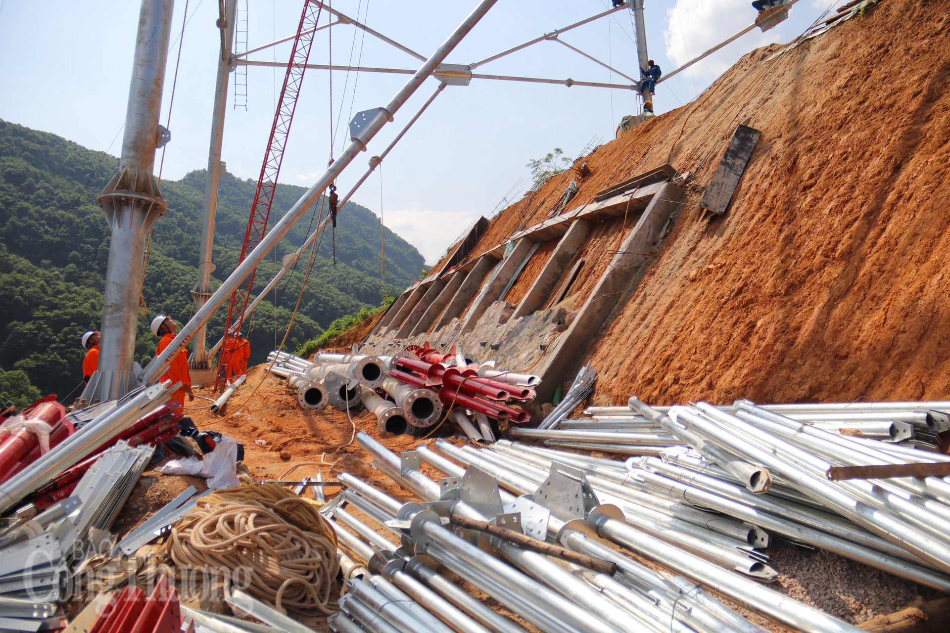 Thiết bị, vật tư được tập kết tại chân công trình nhằm đẩy nhanh công tác dựng cột trong điều kiện địa hình phức tạp. Ảnh: Thanh Tuấn
