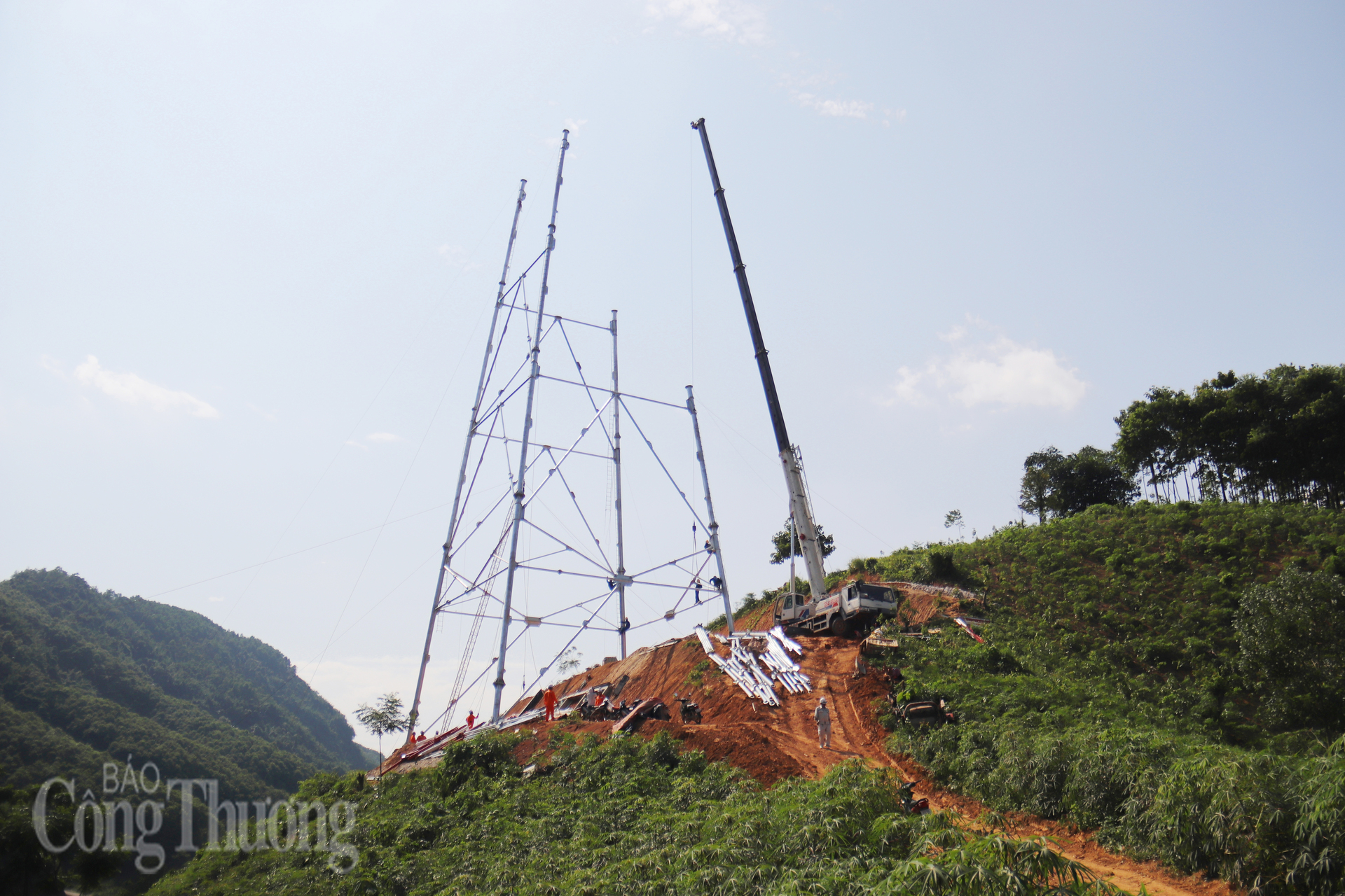Ông Bùi Quang Cảnh, Giám đốc Công ty TNHH MTV Xây lắp Điện 4 (PCC4) cho biết, vị trí cột VT93 tương đối thuận lợi, do đó có thể dùng xe cẩu 35 tấn để hỗ trợ dựng cột. Ảnh: Thanh Tuấn