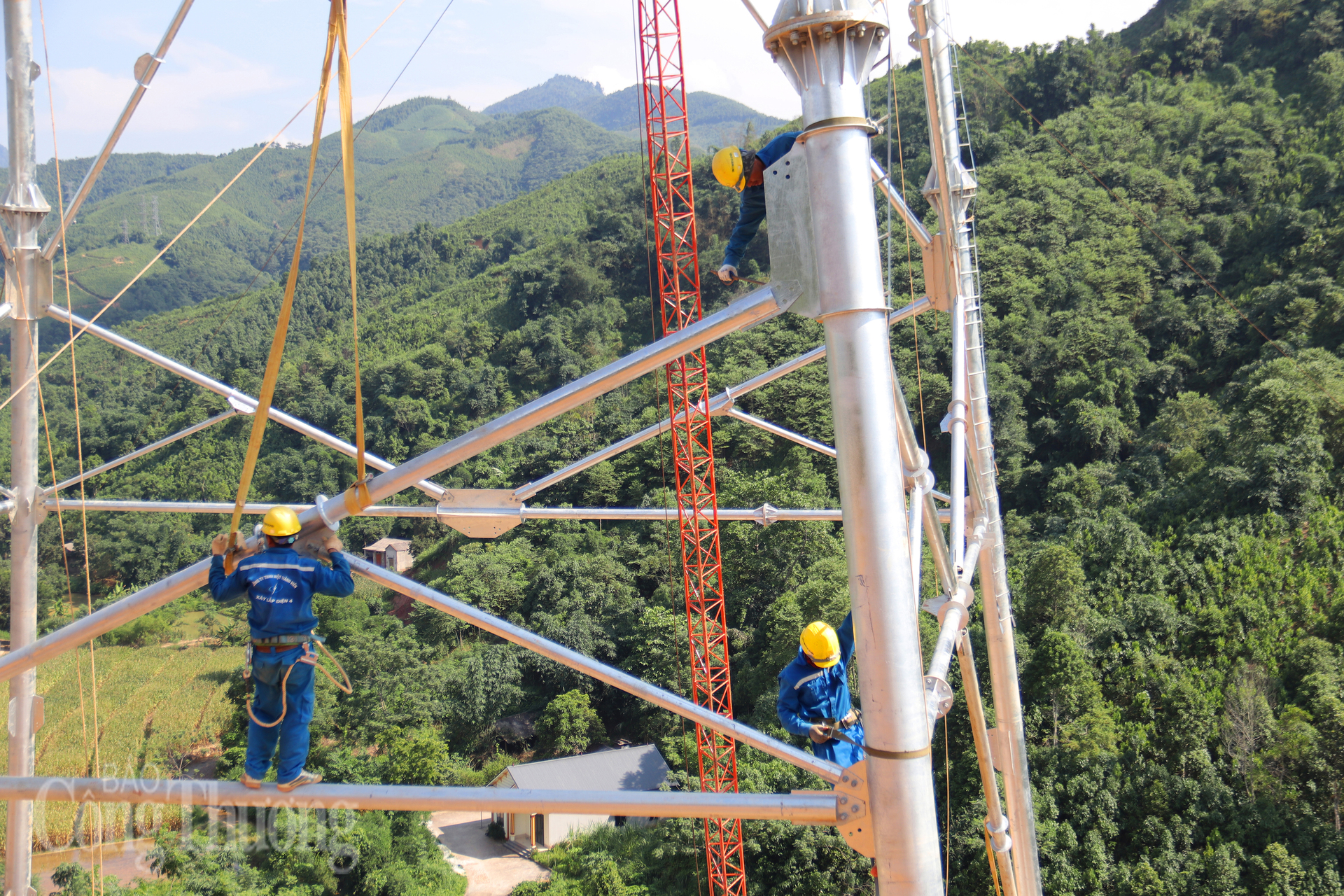 Lực lượng thi công lắp dựng kết cấu cột giữa nắng nóng hơn 40 độ ở vùng núi Tây Bắc. Ảnh: Thanh Tuấn