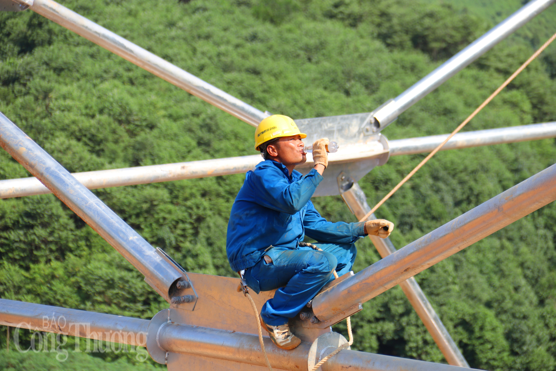 Công nhân tranh thủ nghỉ ngơi ngay trên vị trí cột cao hàng chục mét. Ảnh: Thanh Tuấn