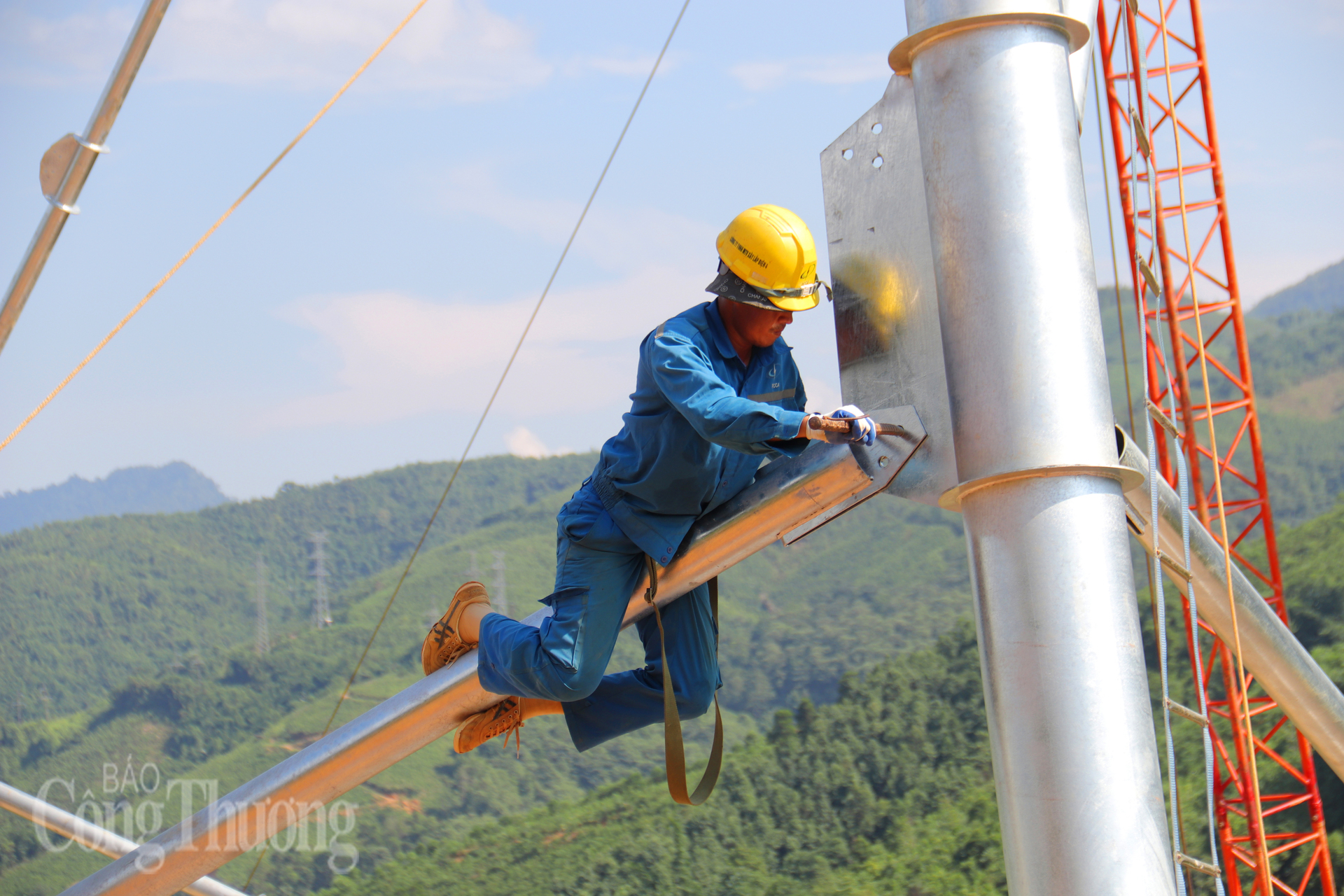 Thi công trong điều kiện địa hình phức tạp, thời tiết không thuận lợi, nhưng các đội thi công vẫn kiên trì bám trụ, dựng cột từng bước vững chắc giữa gian khó. Ảnh: Thanh Tuấn