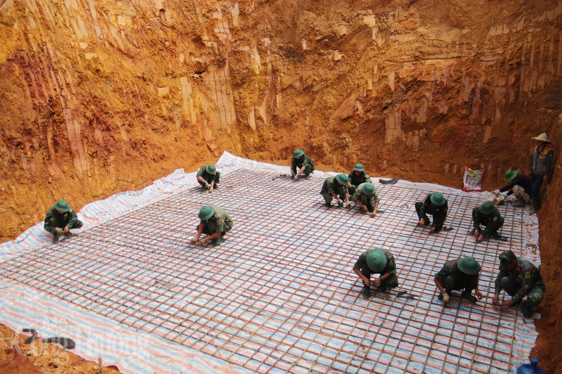 Trong quá trình thực hiện nhiệm vụ, Quân khu 2 sẽ duy trì phối hợp chặt chẽ với Tập đoàn Điện lực Việt Nam và Ban Quản lý dự án Điện 1, thường xuyên cập nhật tình hình thực địa và tiến độ thi công. Trên cơ sở đó, các đơn vị sẽ chủ động trao đổi, thống nhất phương án bố trí lực lượng hỗ trợ theo hướng khoa học, linh hoạt và hiệu quả. Trong ảnh: Các chiến sĩ thao tác buộc cốt thép. Ảnh: Thanh Tuấn