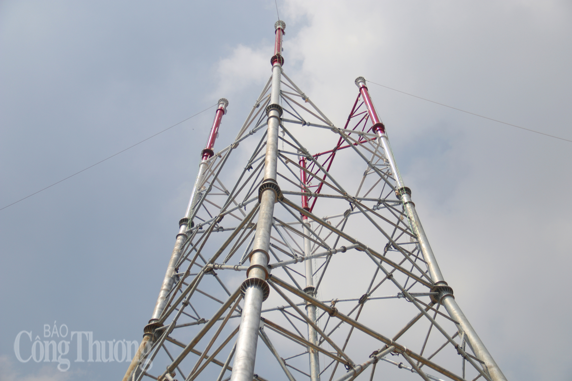 Dự án đường dây 500kV Lào Cai - Vĩnh Yên là một trong những dự án EVN đưa vào sử dụng cột thép ống, đòi hỏi kỹ thuật cao và tiến độ khắt khe. Trong ảnh: Vị trí cột VT369 nằm trên địa bàn tỉnh Phú Thọ. Ảnh: Thanh Tuấn