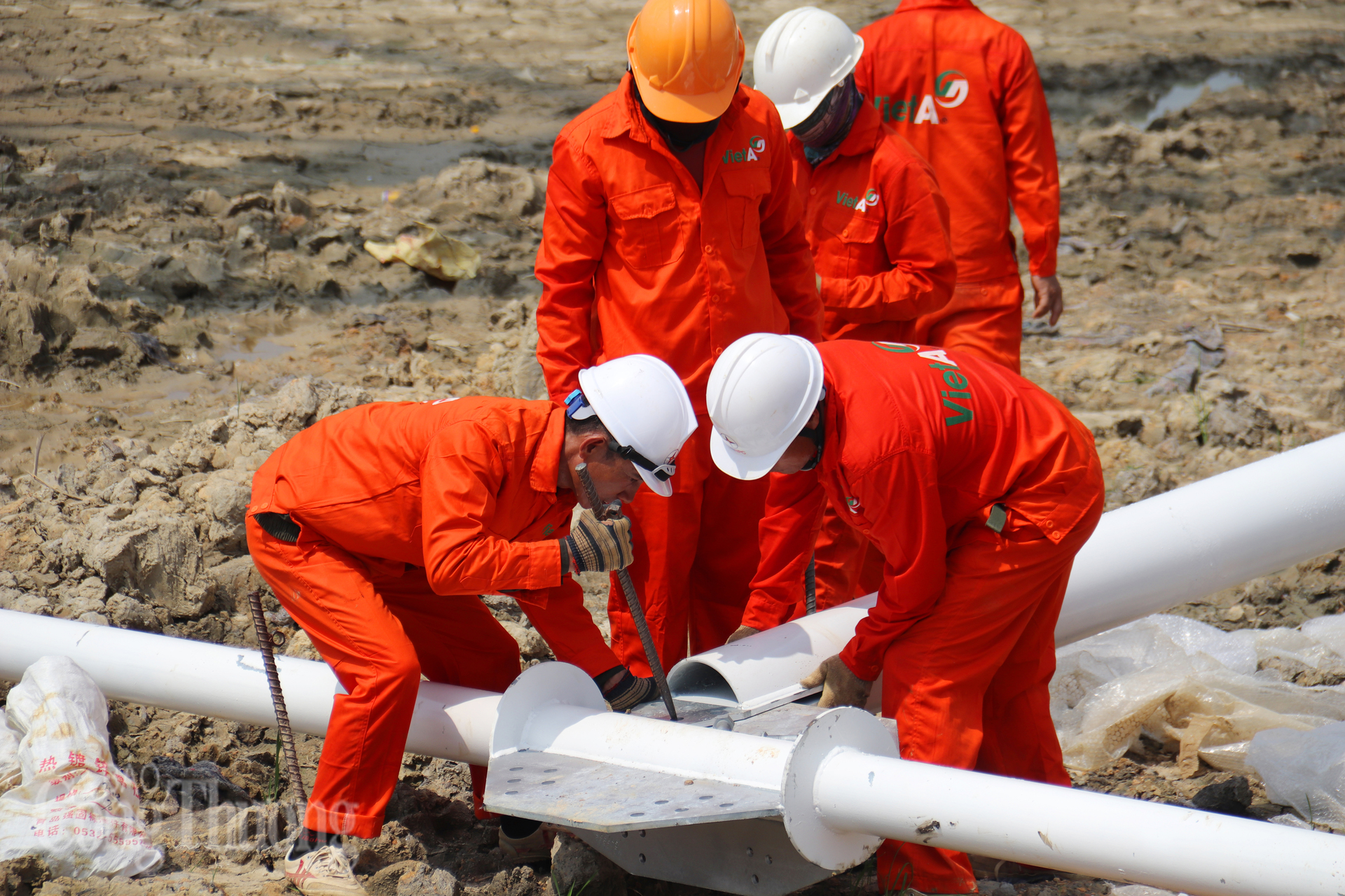 Công tác lắp đặt vật tư, thiết bị diễn ra khẩn trương, khoa học, với tinh thần trách nhiệm cao, bảo đảm từng hạng mục được triển khai chính xác, đúng tiến độ và an toàn tuyệt đối. Ảnh: Thanh Tuấn